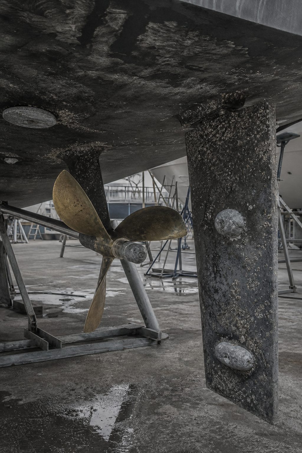 Running gear, propeller shaft and anodes examined out of the water